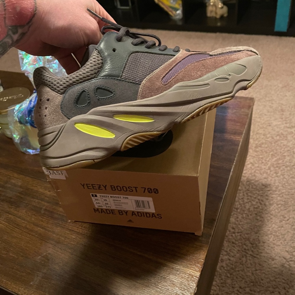 Yeezy mauve size 10.5 adidas